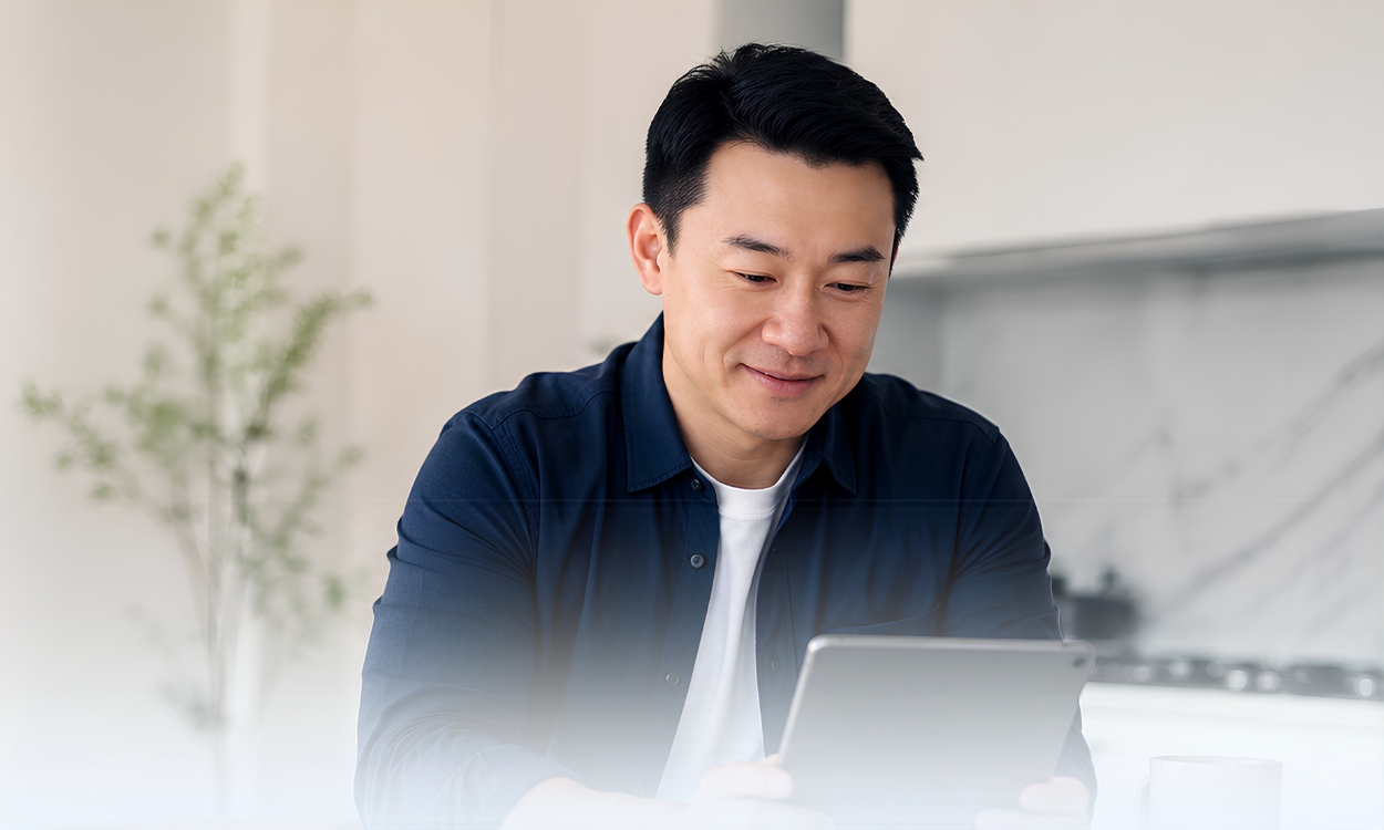 Người dùng đang xem tài chính trên máy tính bảng